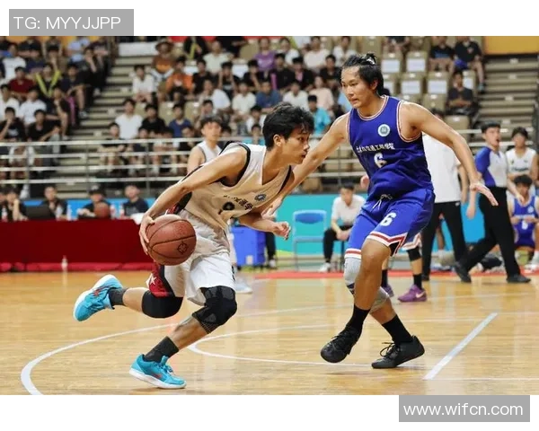 足球明星挑战极限踢足球进篮球框展现惊人技巧与创意表演